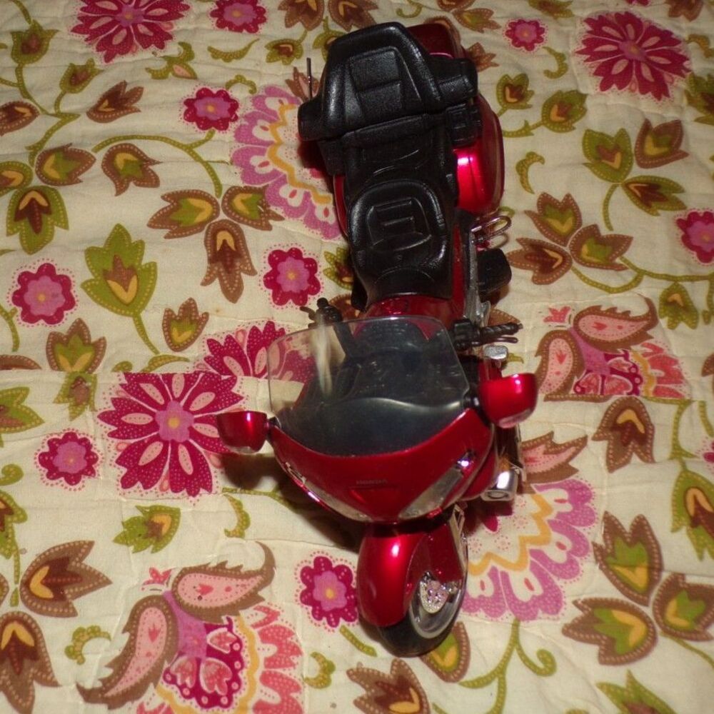 New Ray Honda Gold Wing 2010 1:12 Model Motorcycle Burgundy